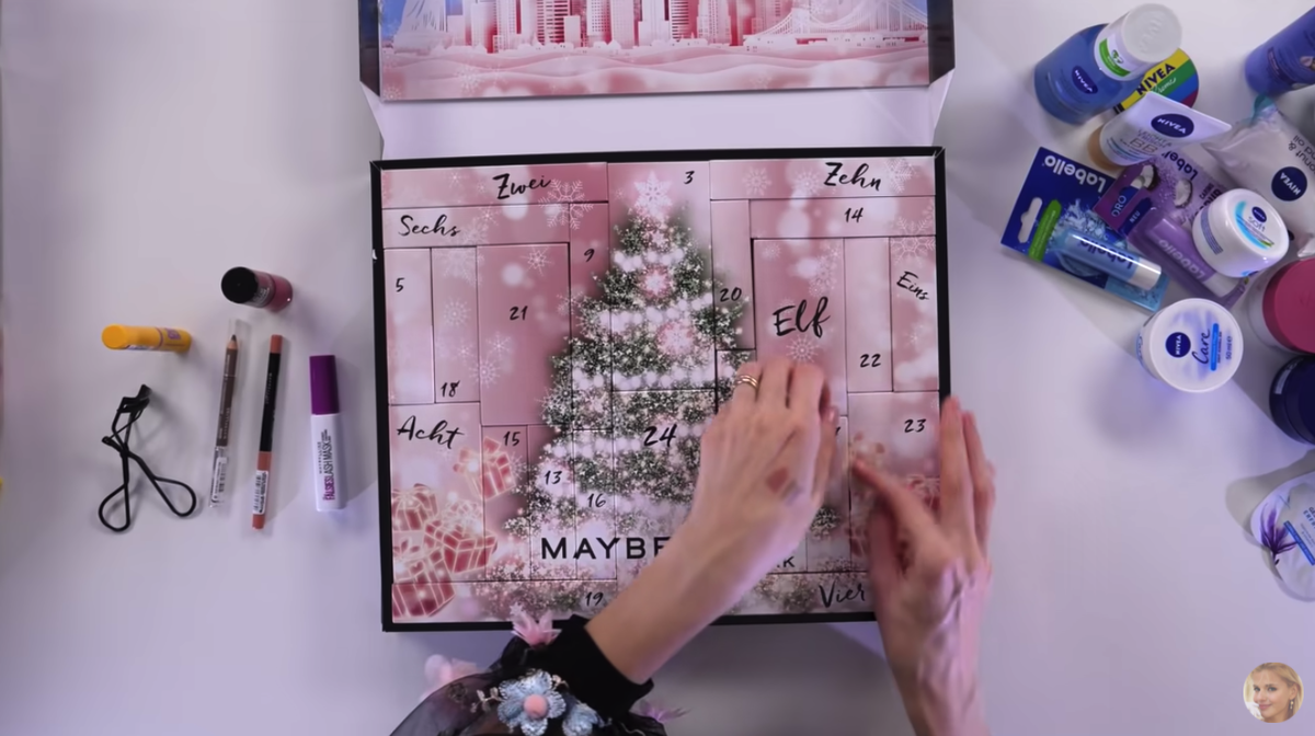скрин с ютуб-канала RedAutumn\ Оля открывает адвент Maybelline