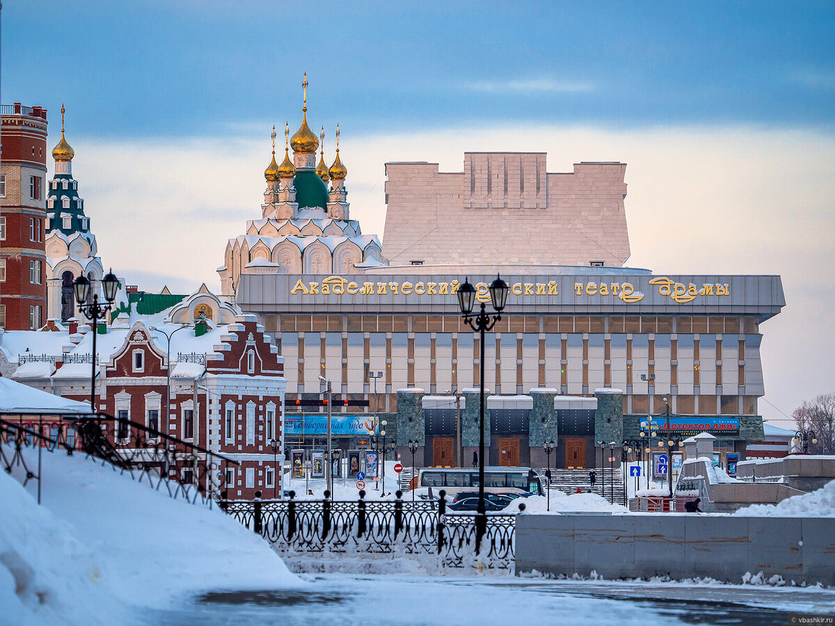Театр драмы. Вид с набережной Амстердам. Фото: © Виктор Башкир 
