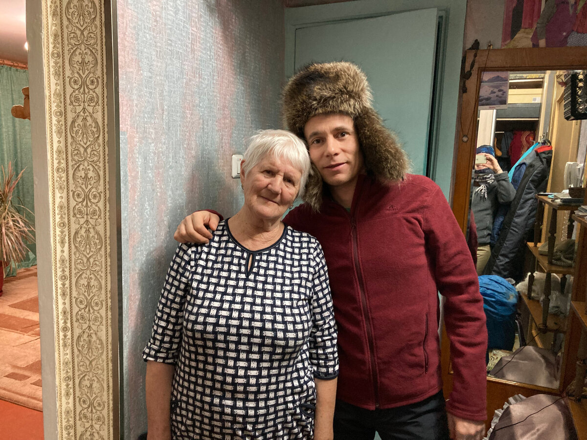 Алексей и его бабушка. Фото автора, которого можно увидеть в зеркале :)