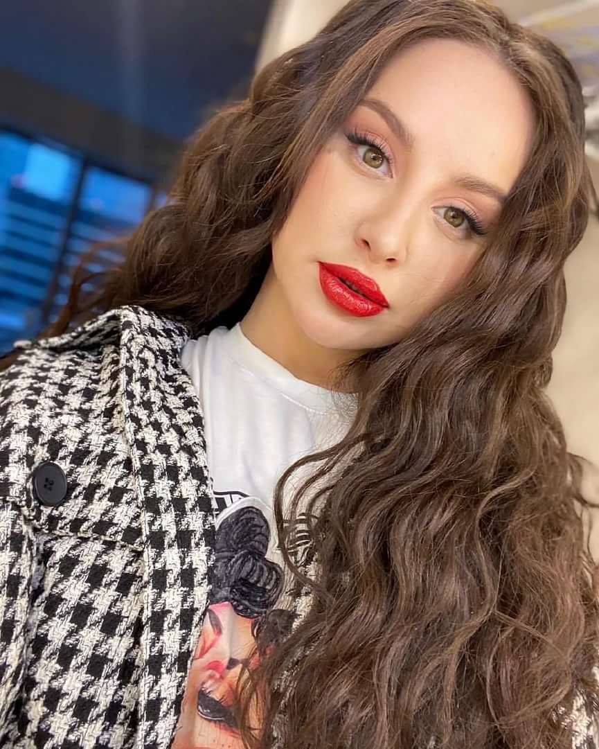 Фотоподборка образов Анны Асти в её фирменном стиле