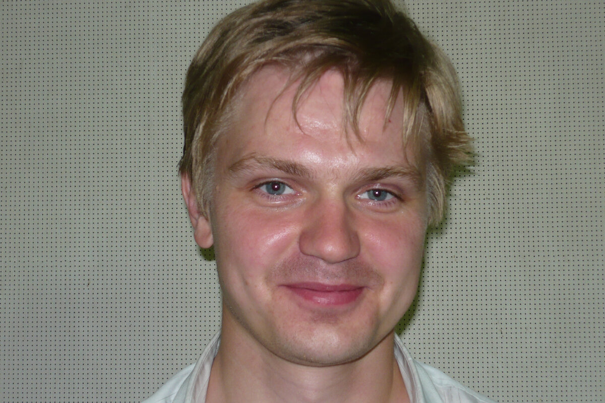 Асцендент в Деве, Солнце в Рыбах. Недавно прислал фото, как сам ваяет новый дачный душ: варит каркас и обшивает его деревом