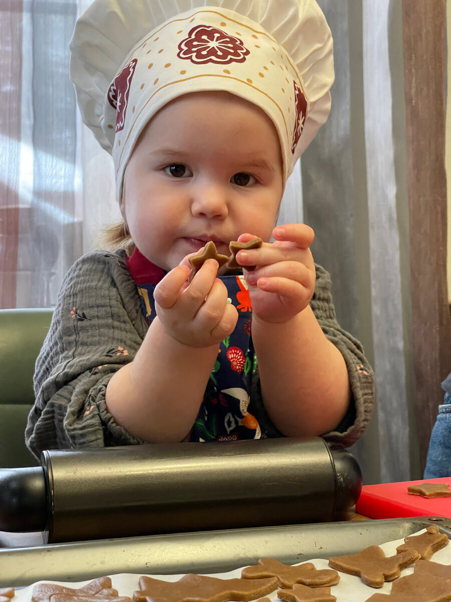 🔹Тесто хорошенько вымешиваю в миксере в течение 10 минут. Состав:
▪️мука 250 г
▪️яйцо 1 шт.
▪️масло сливочное 100 г
▪️сахарная пудра 100 г
▪️имбирь молотый 2 ч. ложки
▪️корица молотая 1 ч. ложка
▪️кардамон молотый 1/2 ч. ложки
▪️какао-порошок 1 ч. ложка
▪️мёд 1 ст. ложка (25 г)
▪️разрыхлитель 1/2 ч. ложки
▪️соль 1 щепотка
🔹далее тесто в пленку и на 30-40 минут в холодильник, чтобы развилась клейковина