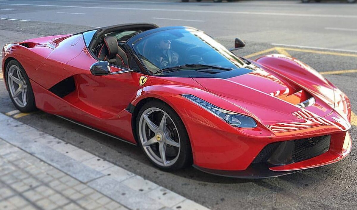 Цена Ferrari LaFerrari Aperta - 2 650 000 $ или 174 900 000 ₽.