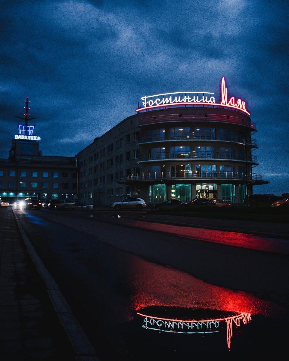 Ночной вид на гостиницу Маяк