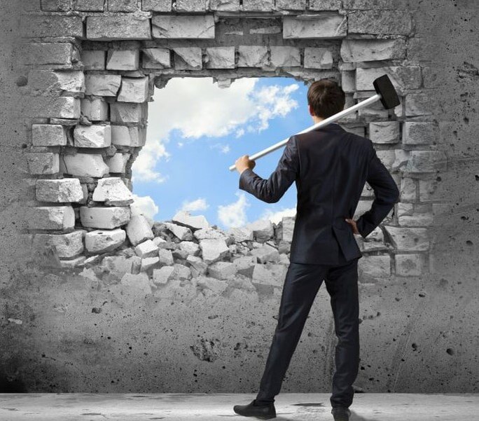 "Правильное решение  - разрушить иллюзии, созданные обществом"