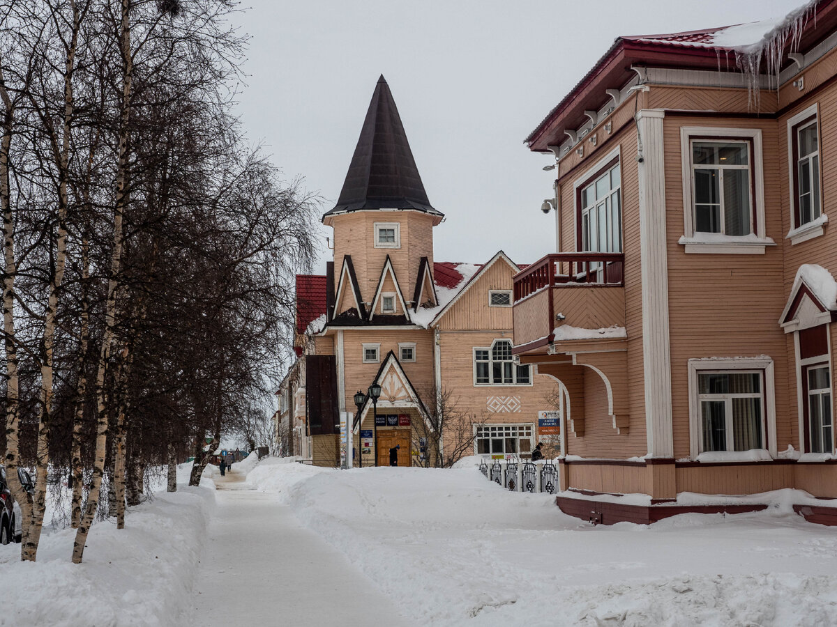 Здание администрации Ненецкого автономного округа и здание почты в Нарьян-Маре. Входит в список культурного наследия 