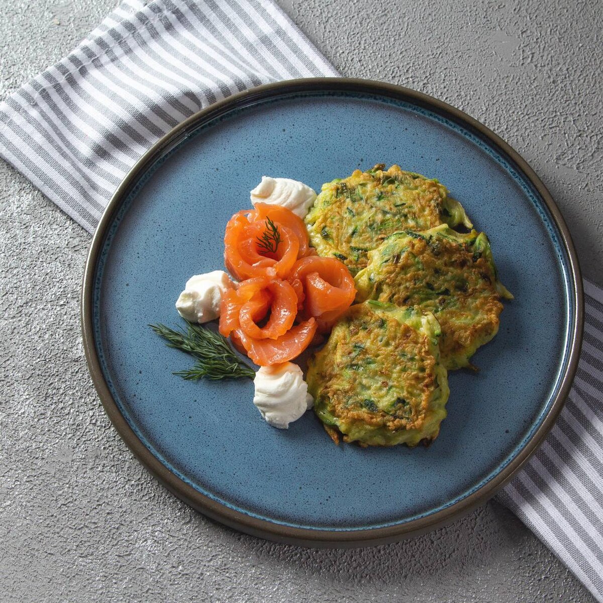 Оладьи из цукини с лососем и сливочным сыром