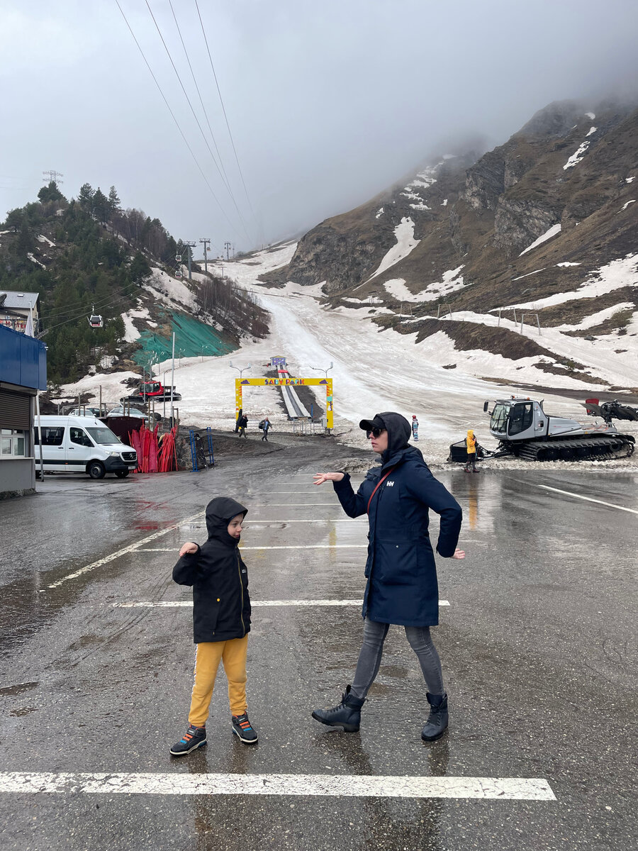 Вот такой он Эльбрус в начале мая - мокрый, холодный, неприветливый. Здесь и далее фото автора