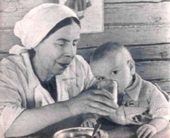Воспитательница И. Шеина помогает малышу завтракать. "Крестьянка", 1955, №4