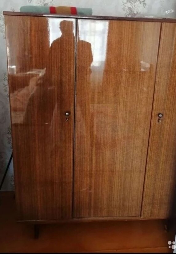 Это хозяин шкафа выставил фото на авито