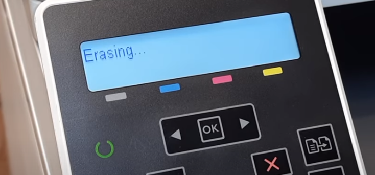 Индикатор черного картриджа изменился со знака вопроса на уровень тонера