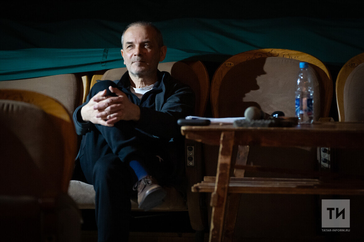 Фарид Бикчантаев: «Настоящие, крупные произведения, размышлять над которыми действительно интересно, всегда о вечном. И поэтому они откликаются, бывают созвучны современности…»
Фото: © Владимир Васильев / «Татар-информ»
