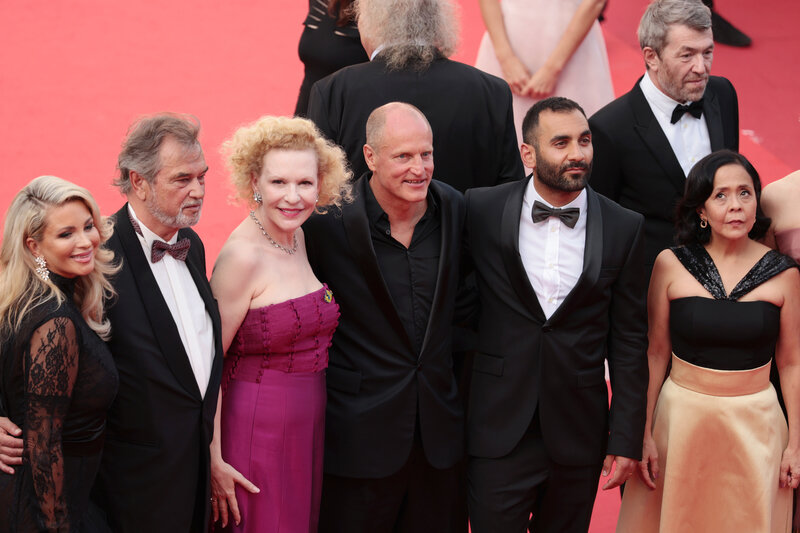 Вуди Харрельсон с коллегами по фильму