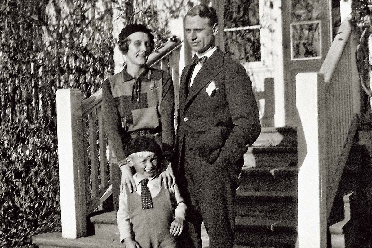 Писательница  с мужем и сыном. Фото из открытых источников