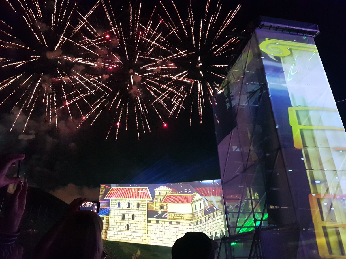 Керчь. Фестиваль "Боспорские агоны". Салют в завершении церемонии открытия. 