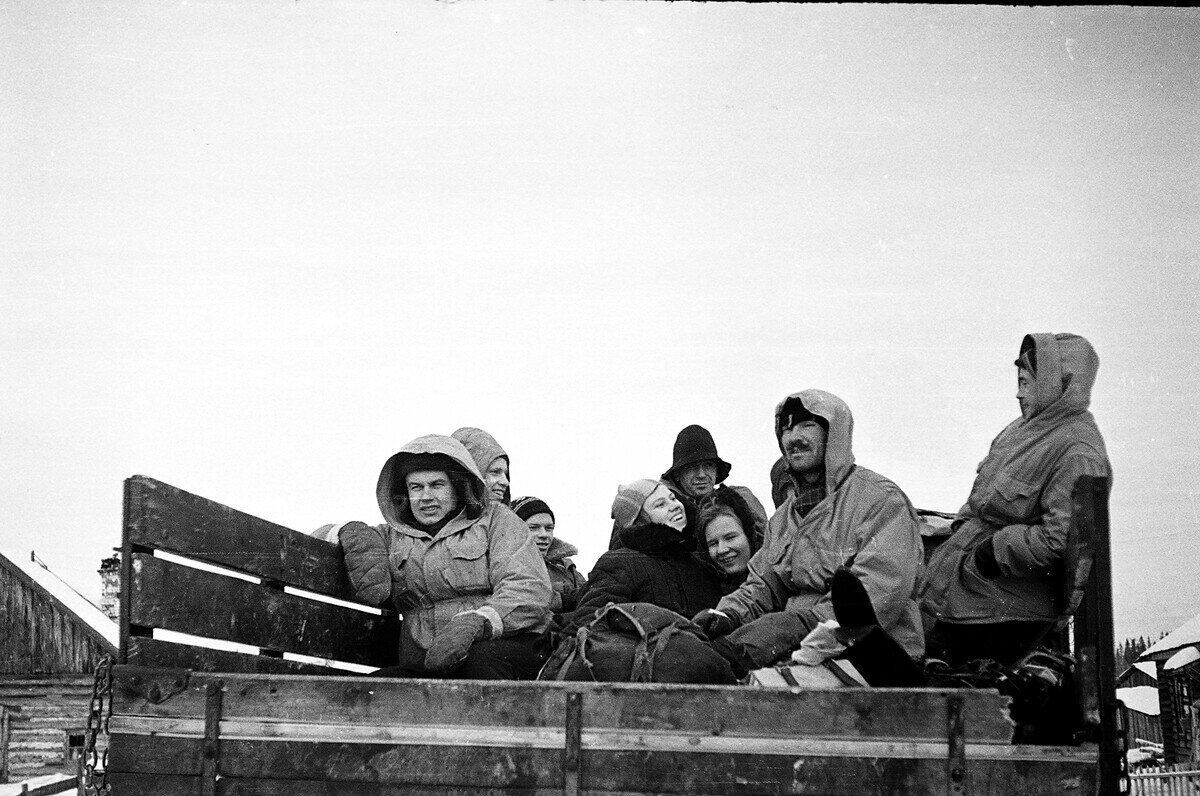 А вот, и 10-участник похода А.Колеватов, на заднем плане, виден за спиной Золотарева. На мест гибели четверки в ручье,  Колеватова также найдут за спиной Золотарева.  Пророческий кадр.    