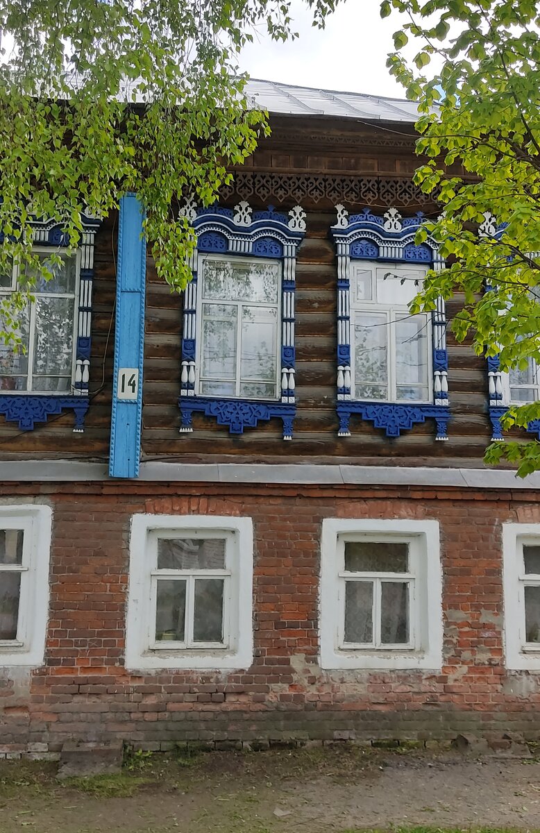 Улица Бабеля 14. И таких домов, с красивыми наличниками, в Нерехте не один-два. Десятки, если не больше.