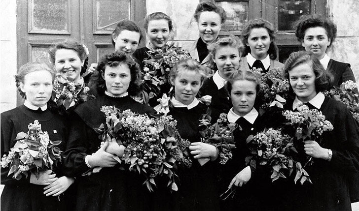 Ангелина Вовк в центре.Фото Яндекс.Картинки.