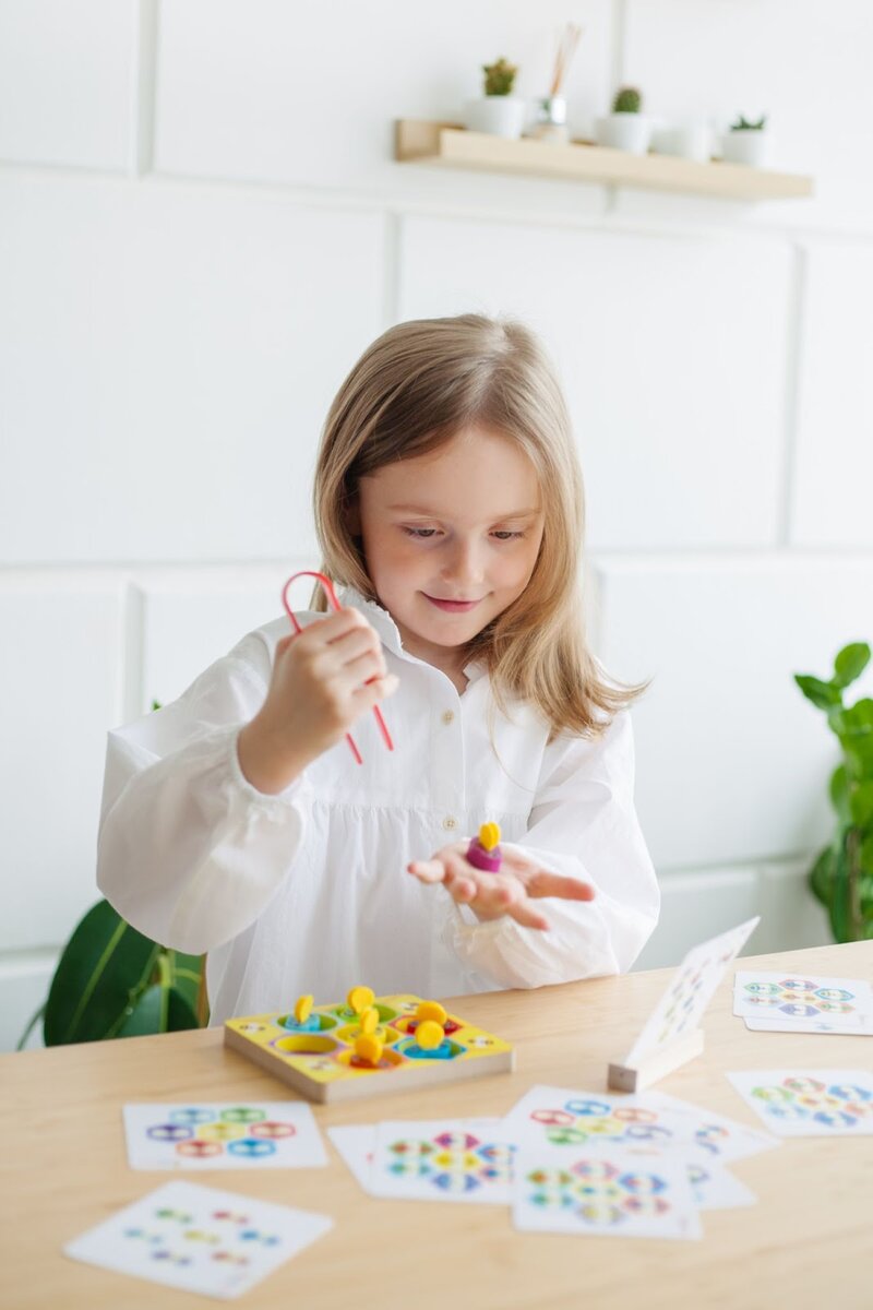 В доме были гости? Поиграйте с ребенком в спокойные игры, это позволит улечься излишним эмоциям