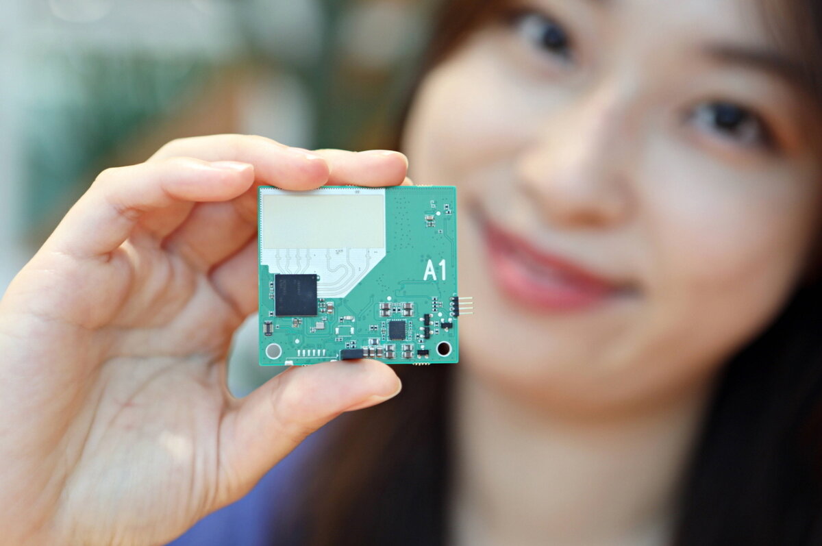 Сотрудник LG Innotek показывает бортовой радар компании. (LG Innotek)