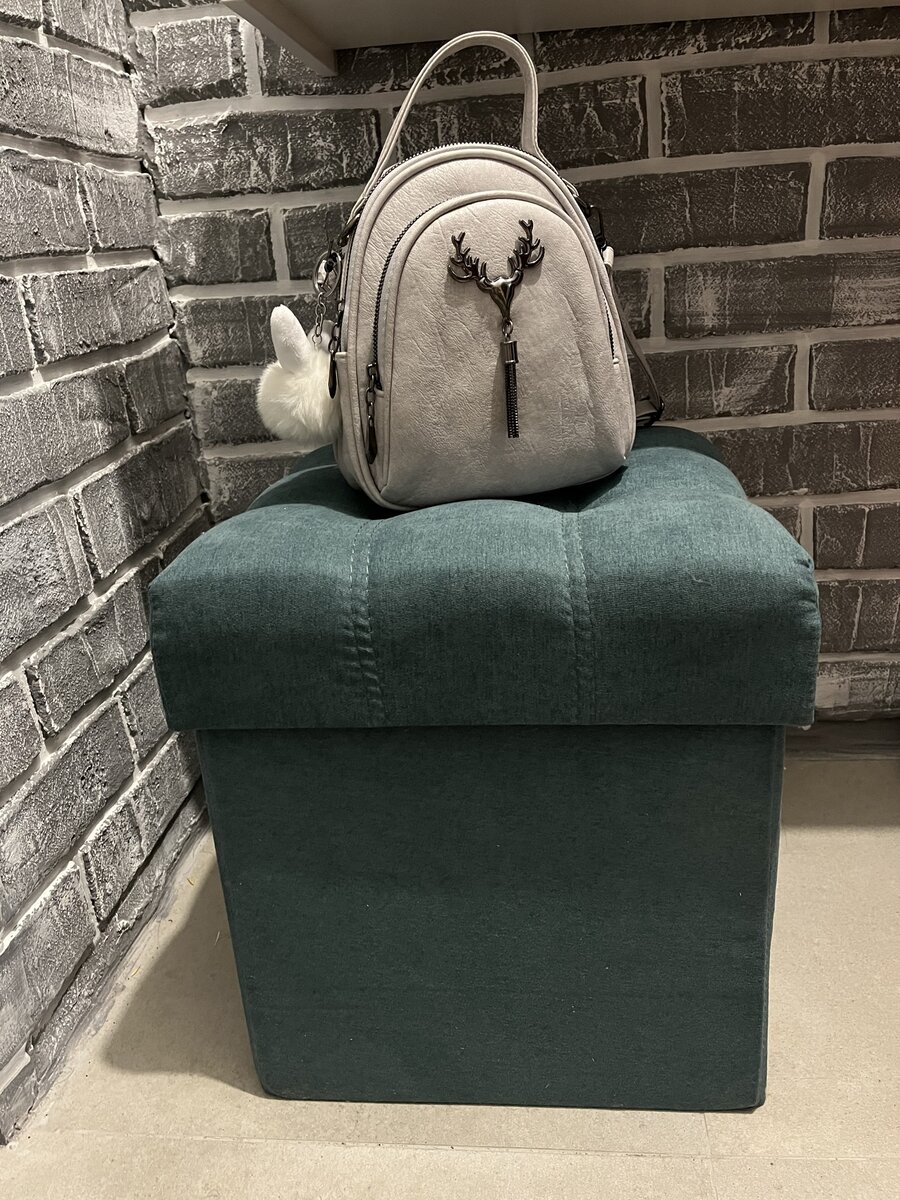 Пуфик в прихожей, у меня зеленого цвета :)