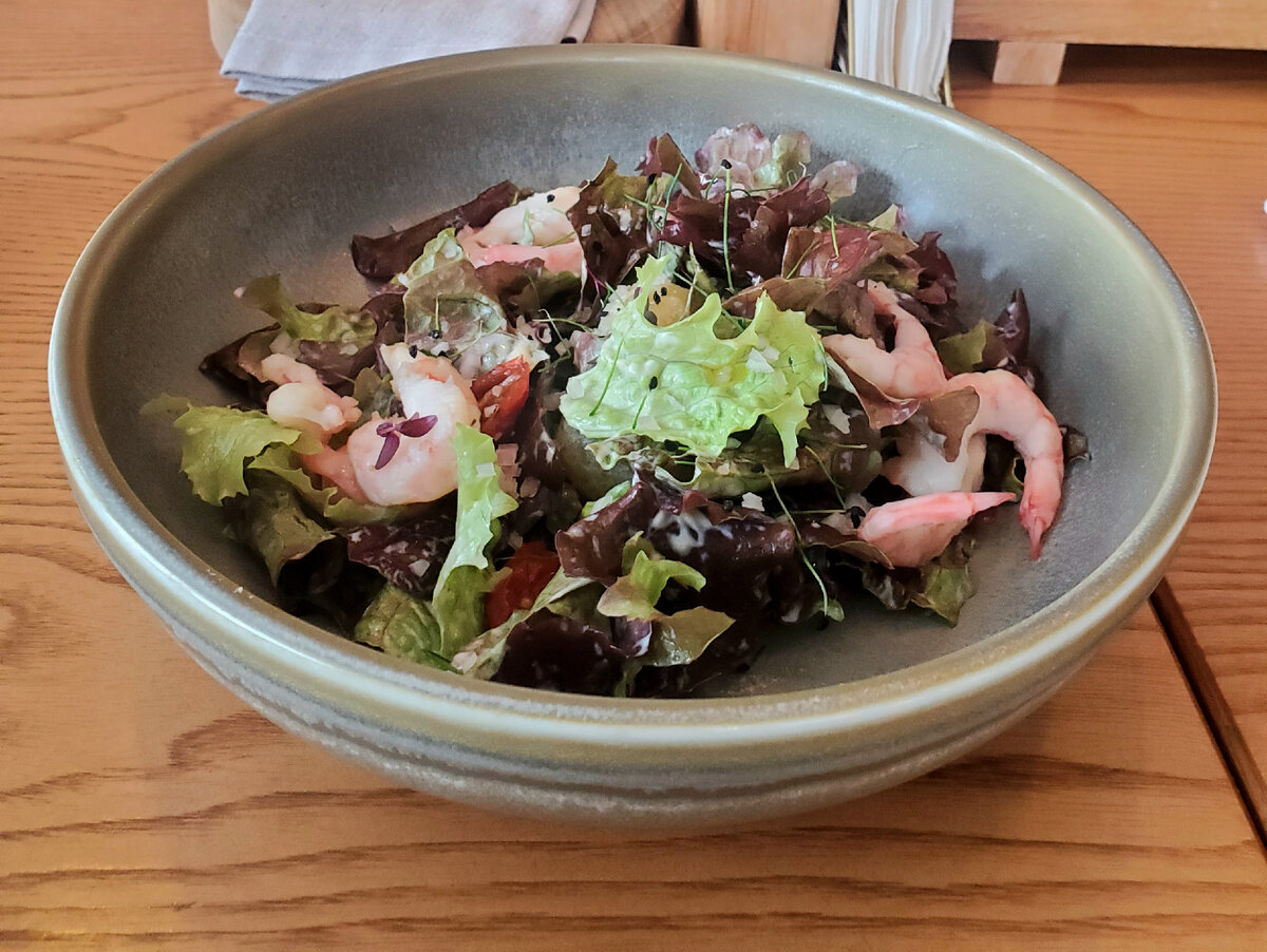 Салат со сладкими северным креветками и сезонными овощами 730р.