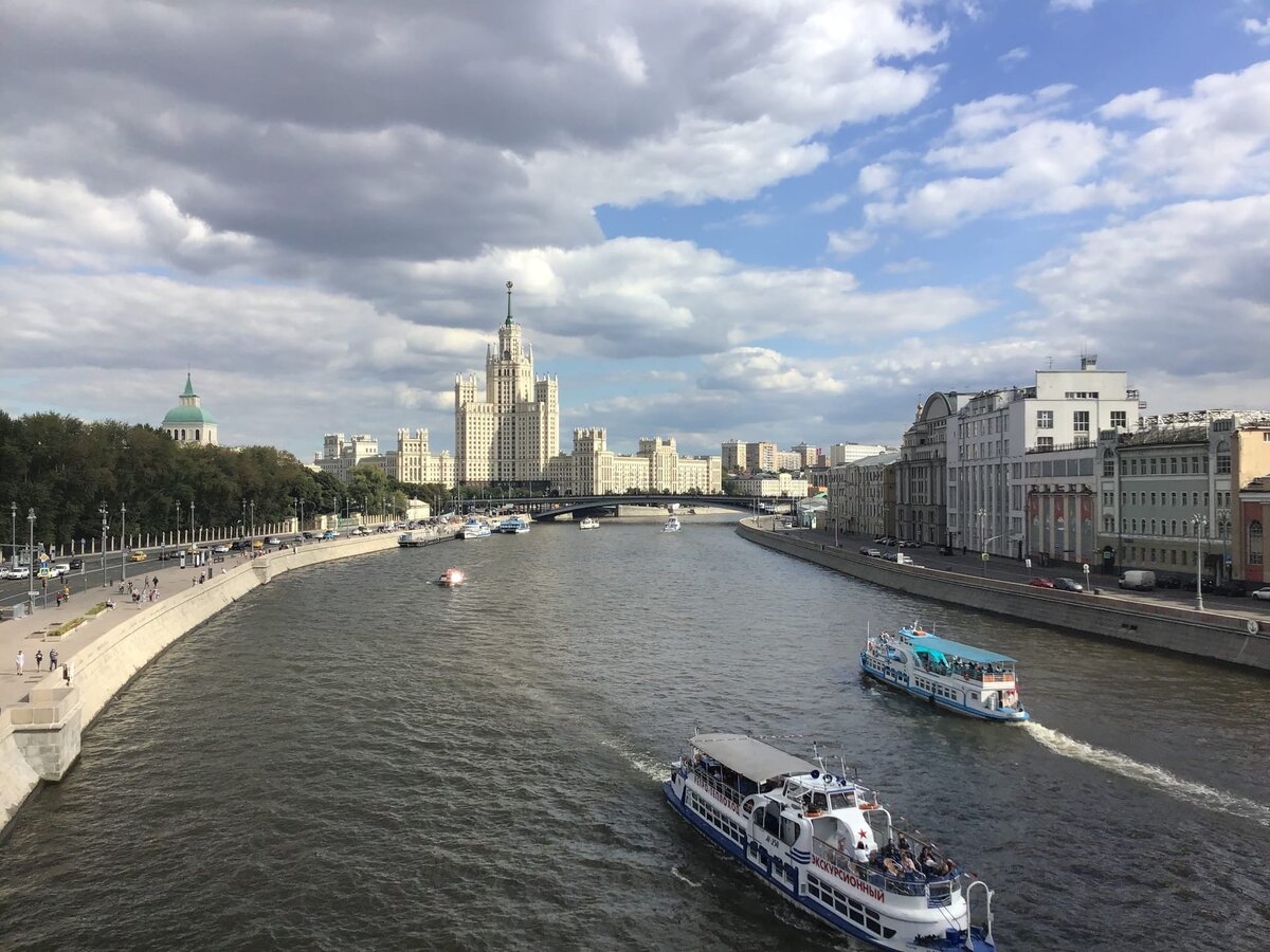 Парк "Зарядье". Москва-река. Вид с парящего моста