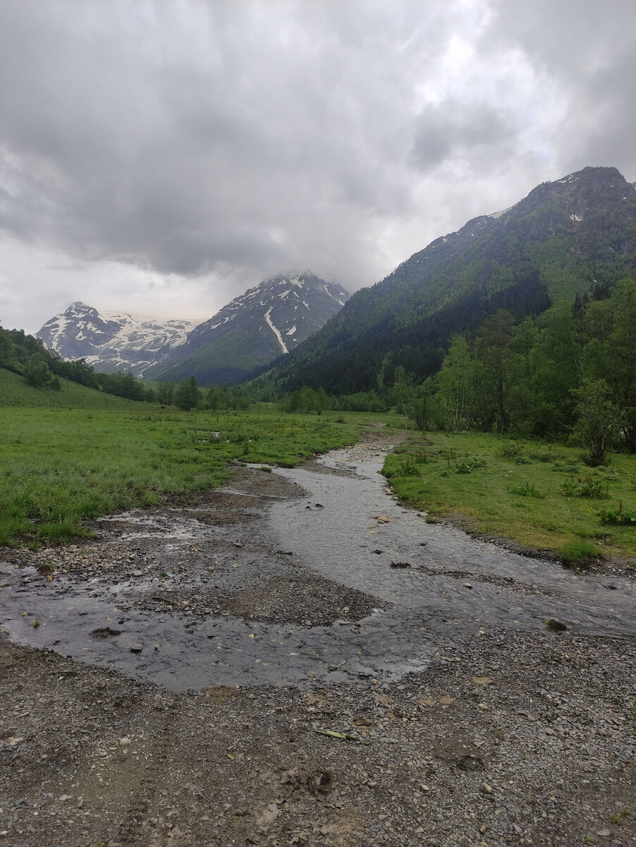 Дорога к водопадам. Часть проходит по руслу реки.