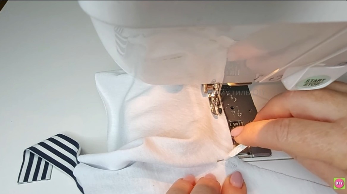 Правило шитья полоски на запах: в этом способе не надо сшивать уголок и выравнивать полоску на V-образном вырезе3