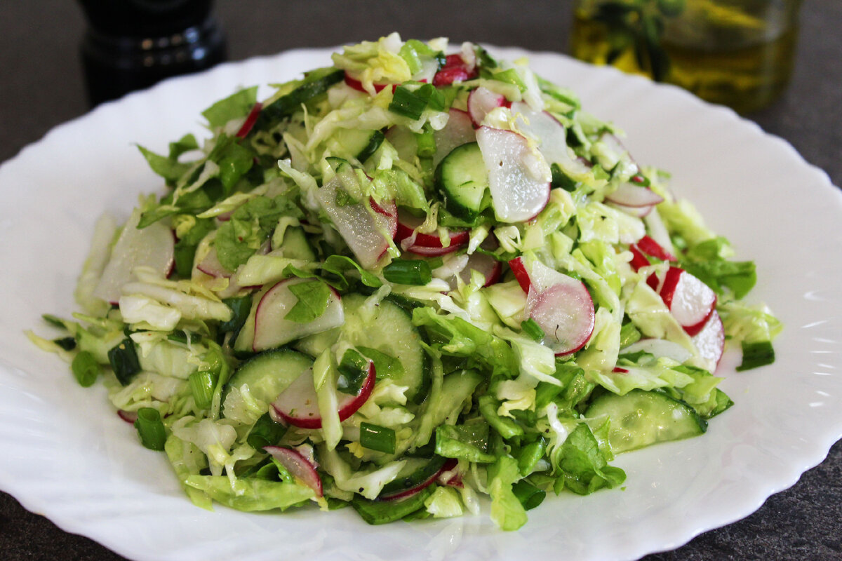 Салат из редиски рецепты простые. Салат весенний Бриз. Салат с редиской. Салат с редисом и огурцом.