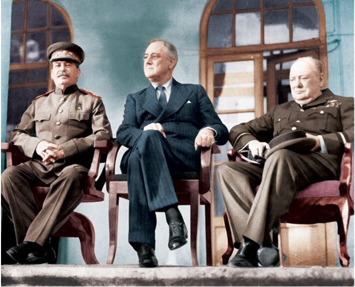 Знаменитое фото с Тегеранской конференции союзников. Тогда там обсуждалось послевоенное устройство мира. В этот раз хотелось бы, чтобы до войны не дошло.