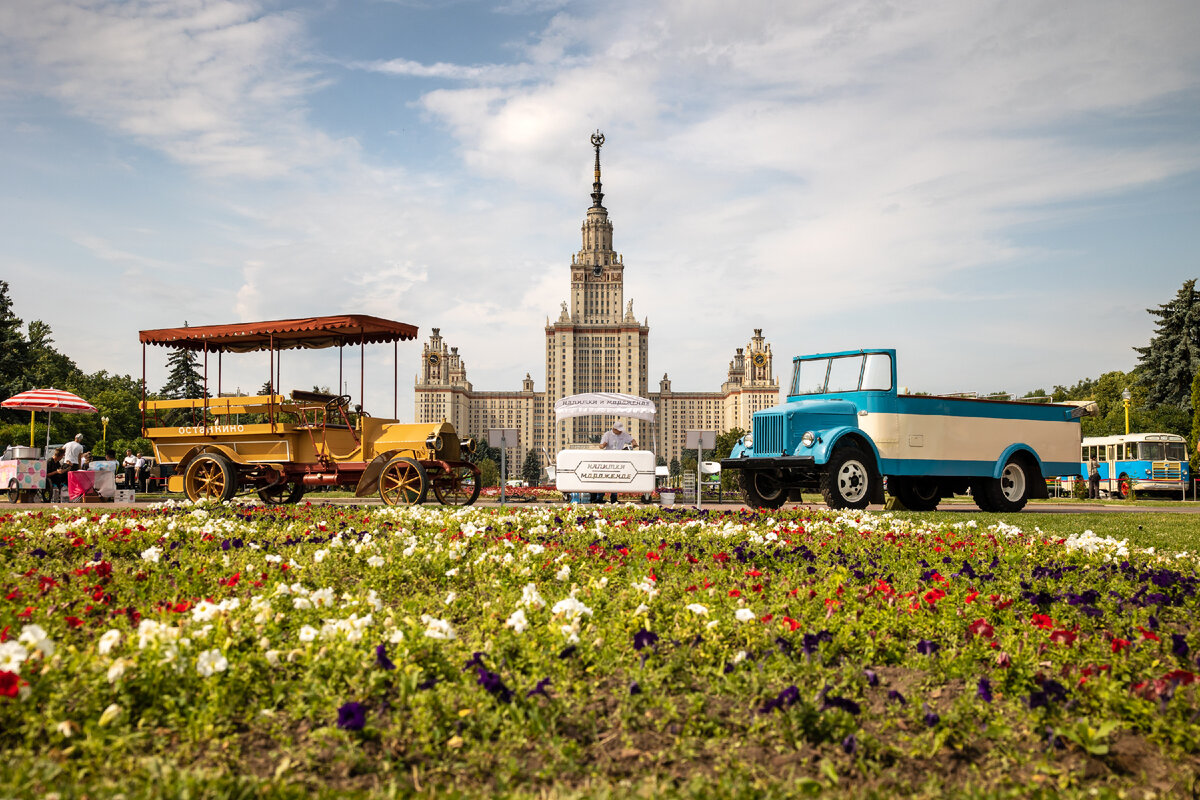 Курортный автобус Царм «Рица» и первый московский автобус «Даймлер-Мариенфельде» на фестивале «Ретрорейс». Фото: Музей Транспорта Москвы. Автор снимка: Сергей Лукьянов.