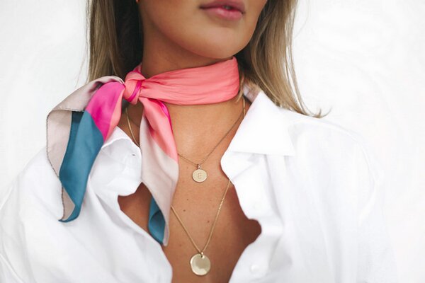 Красивый шейный платок сделает ваш образ оригинальным. Фото из Pinterest,