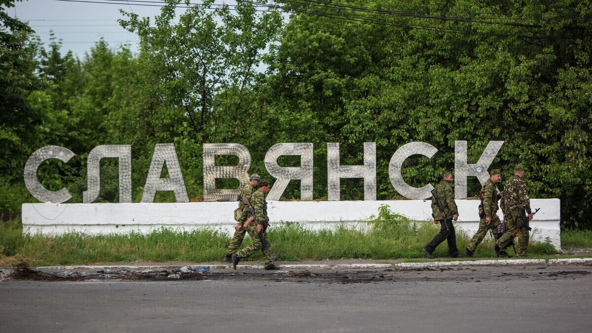    Ополченцы на въезде в город Славянск.© РИА Новости . Андрей Стенин