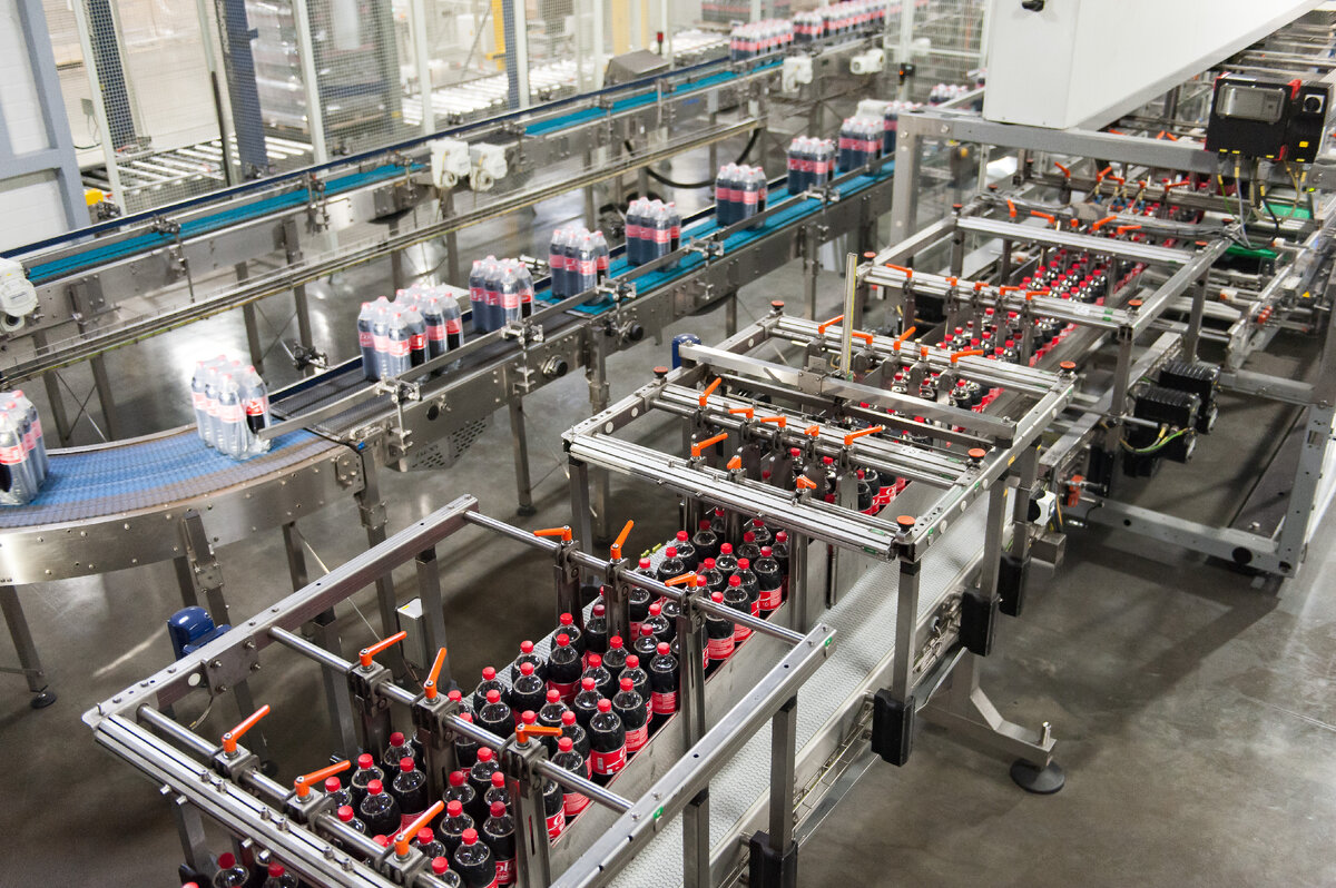 Компания «Бочкари» реализует масштабный проект по импортозамещению с начала 2022 года. В основном ассортименте предприятия уже есть напитки, успешно заменившие зарубежные бренды: пиво, произведенное с участием чешских и немецких технологов, энергетические напитки. Минеральная вода «Завьяловская» — прекрасная замена словенским минералкам. По своим свойствам она не только не уступает, но и превосходит европейские аналоги. 