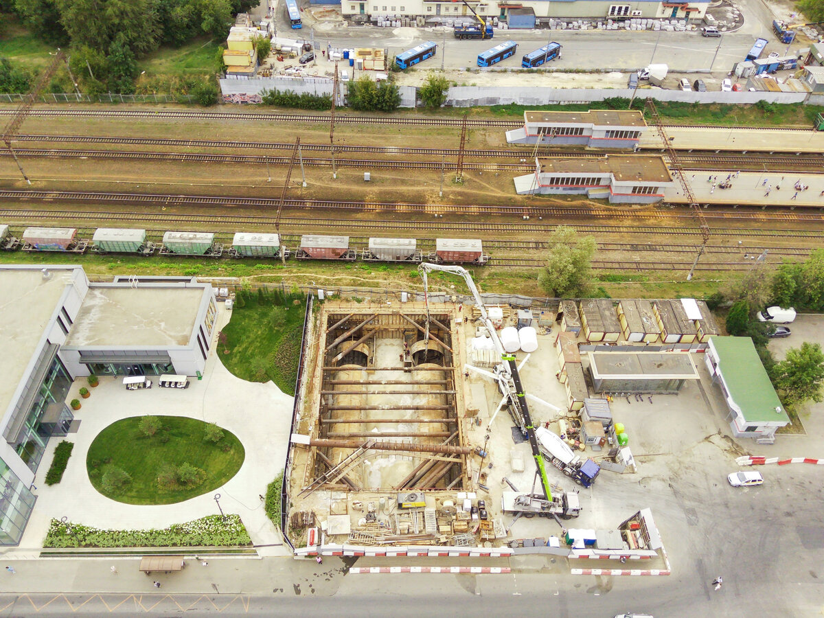  📷 3: Содержимое котлована пл. №27 (переборка участка с деформированной обделкой перегонных тоннелей), расположенной у выхода в город на Каширский проезд. Завершается сборка ранее демонтированных колец чугунной обделки тоннелей, для дополнительной прочности вся конструкция усиливается бетоном.