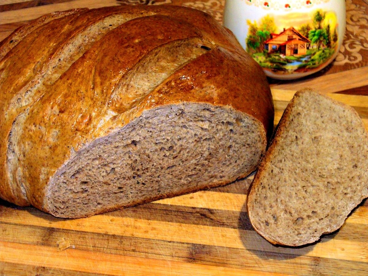 Слоеный хлеб. Домашний хлеб. Черный хлеб. Слоеный круглый хлеб.