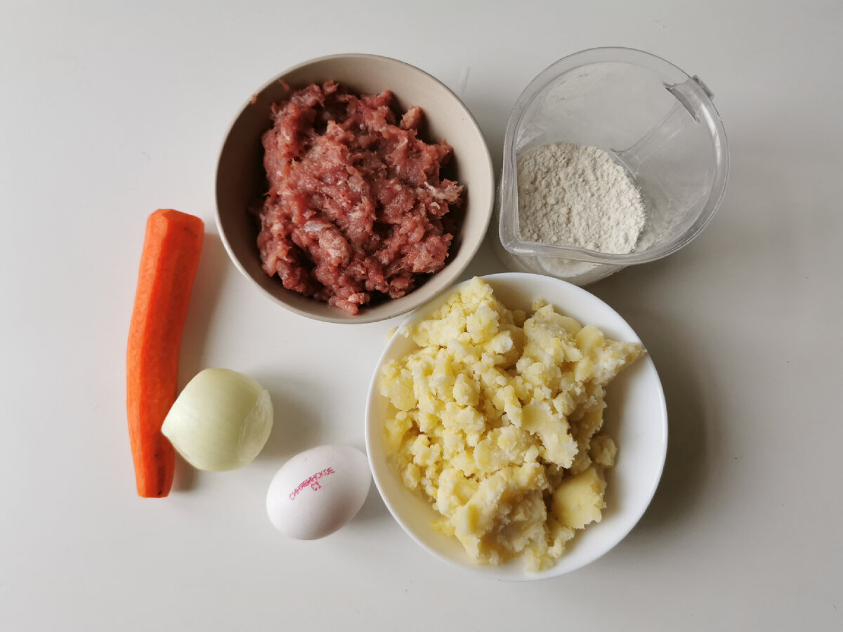 Ингредиенты: пюре 500 гр, фарш 300 гр, морковь 70 гр, лук 50 гр, яйцо 1 шт, мука 80 гр