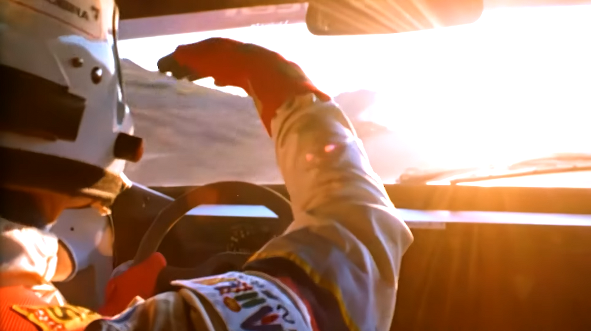 Подъем на гору Пайкс Пик. Ари Ватанен закрывается рукой от слепящего солнца. Фото: Youtube.com