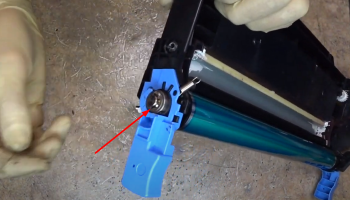 Фото 93. Закручиваем два винта.