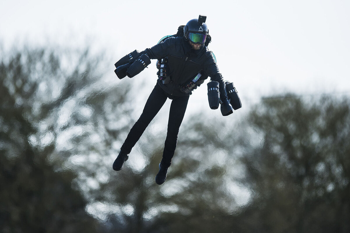     Почём костюм супермена? Мы узнали, сколько стоят реактивные костюмы