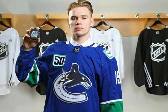 Молодежь уезжает...  Фото взято на https://yandex.ru/images  