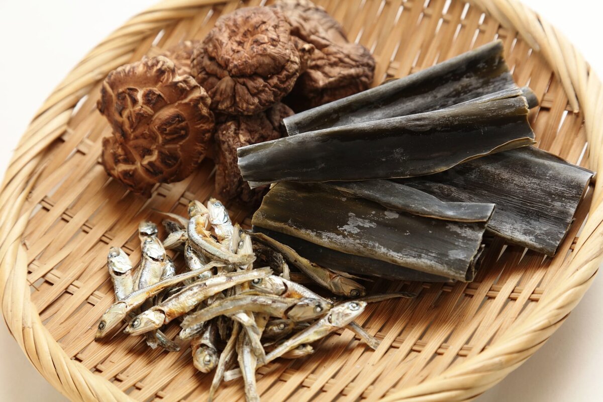 Продукты, которые придают вкус "умами" еде: грибы шиитаке, водоросли комбу и анчоусы