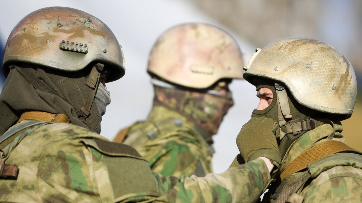    Военнослужащие во время информационно-агитационной акции© РИА Новости / Максим Богодвид