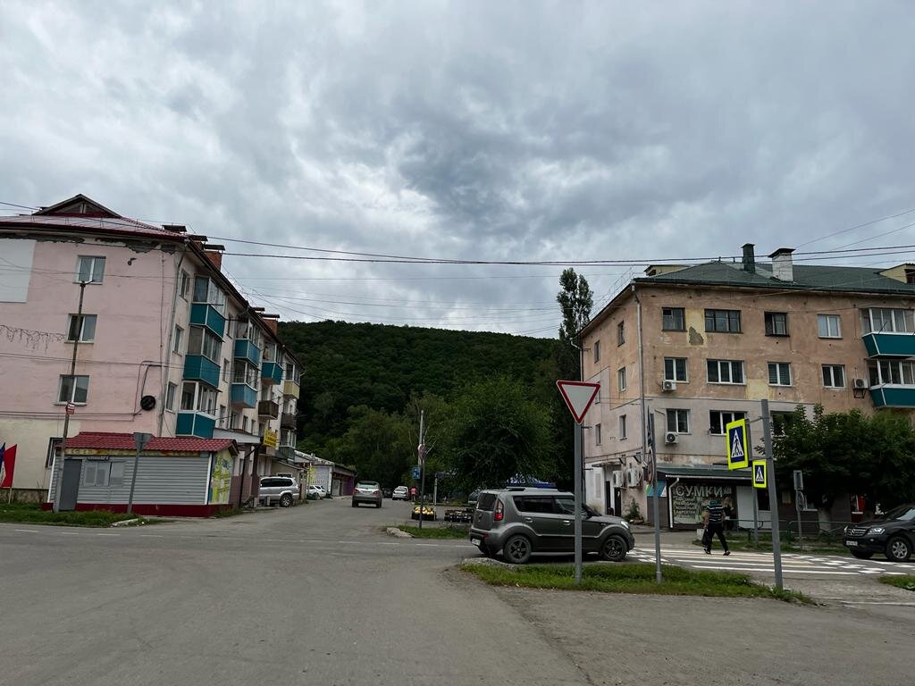 Зато из их окон открываются виды на горы и холмы.