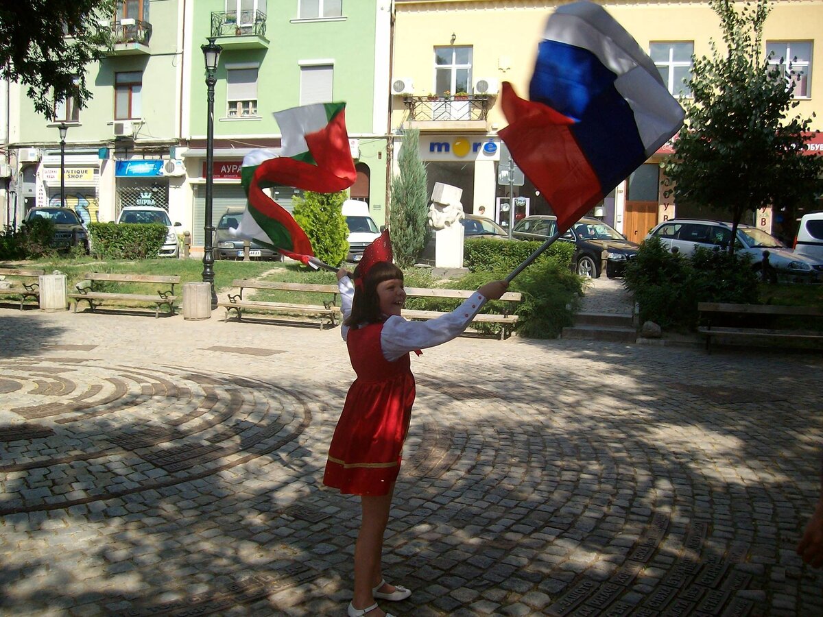 Девочка с флагами Болгарии и Российской Федерации в город Пловдив, Болгария.