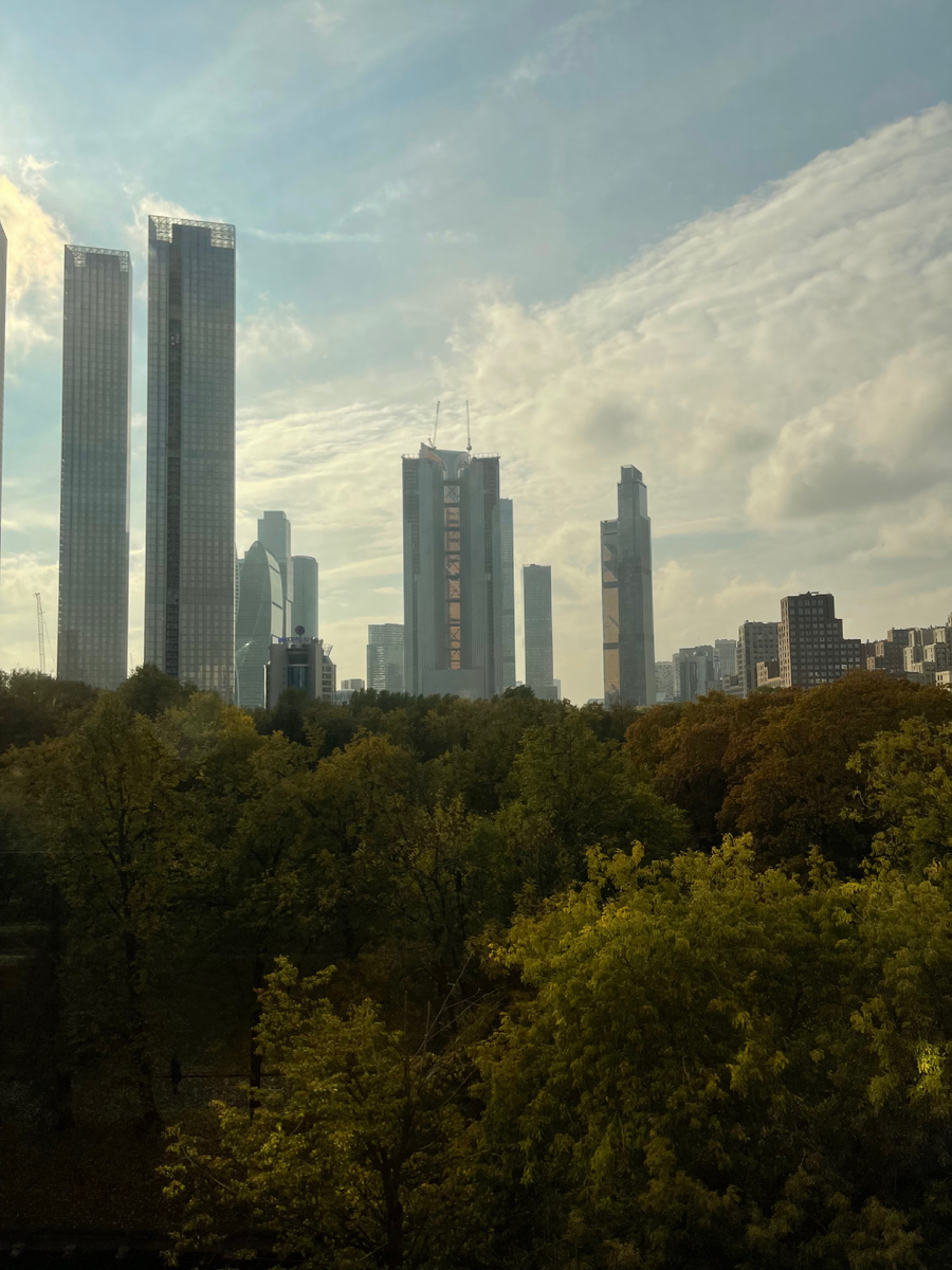  «— Ты лечишь все болезни?— Только те, которые преодолел сам.— Но говорят, что ты лечишь многие болезни.— Болезней не так много, много вариаций».
Мой офлайн тренинг сегодня начался с раздражения к людям: сколько внимания к себе они привлекают, чтобы разобрать свои и так понятные корни проблем. Конечно, это всё про меня. Я тоже где-то не идеальна. 
И одно из упражнений показало, где: я не умею принимать, мне обязательно нужно уравновесить. В перерыве я купила кофе и осталась рядом со стойкой. Одной девушке не понравилось большое количество сахара, её латте остался невостребованным, и бармен подарил его мне, я приняла. Он ушёл на обед, появилась ещё покупательница. Я продала ей подаренный мне кофе😸 В общем, учусь/исправляюсь быстро)
Так солнечно, красиво, поплакала, хорошо на душе💓

ГЛАВА 32

27.05.2022
-Уехала? Как Ебург?
-Я же не получила от тебя лучшего предложения)
-Исчерпывающе. Успехов.
-Благодарю, всё будет цветочно!;)

Костя- близкий мне человек, и доставлять боль в отношении друг друга нам проще. Так мы взаимодействовали 7 лет.
В психологии есть этому объяснение: мы находимся в круге: «боль-месть», и не выйдем из него, пока один из участников этого не сделает. 
Возникает желание встретиться и разделить своё прекрасное состояние, но, на этот раз, я оставлю его себе. А учиться принимать заботу можно продолжить с новым человеком.
