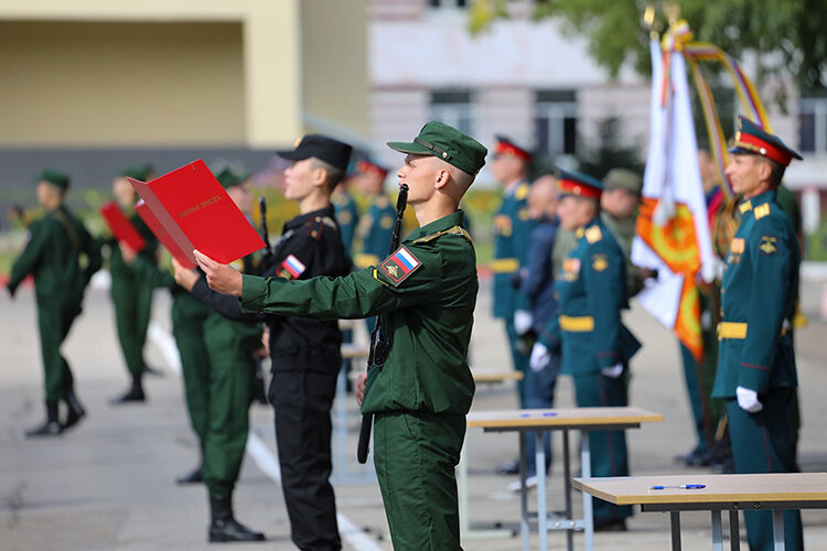    «Лично я считаю: если человек — гражданин своего государства, а не его подданный, живущий в резервации в особых условиях, то он должен служить Отечеству. Или, по крайней мере, ему должна быть предоставлена такая возможность»