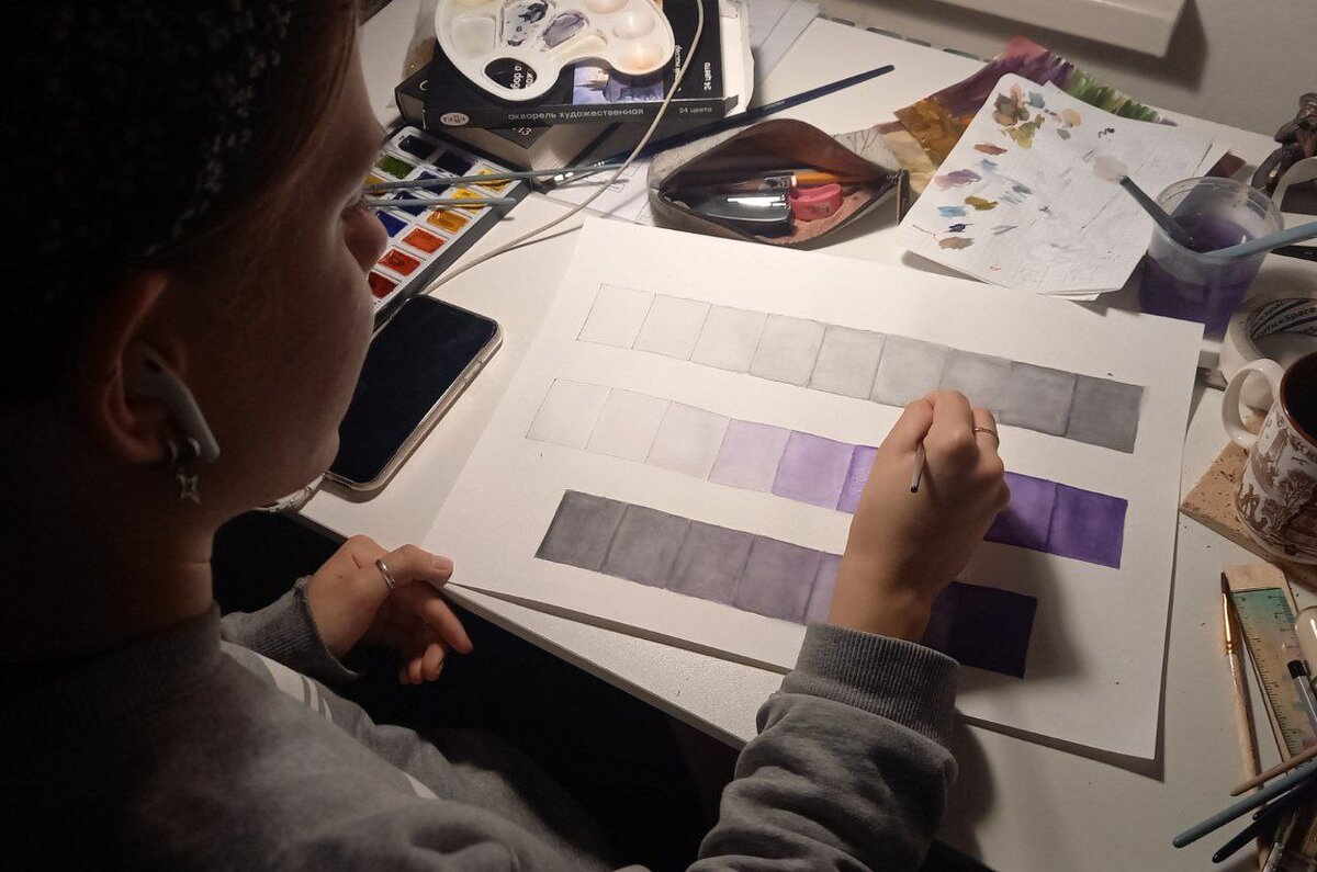 Студентка Соня выполняет лабораторную работу по искусству цвета