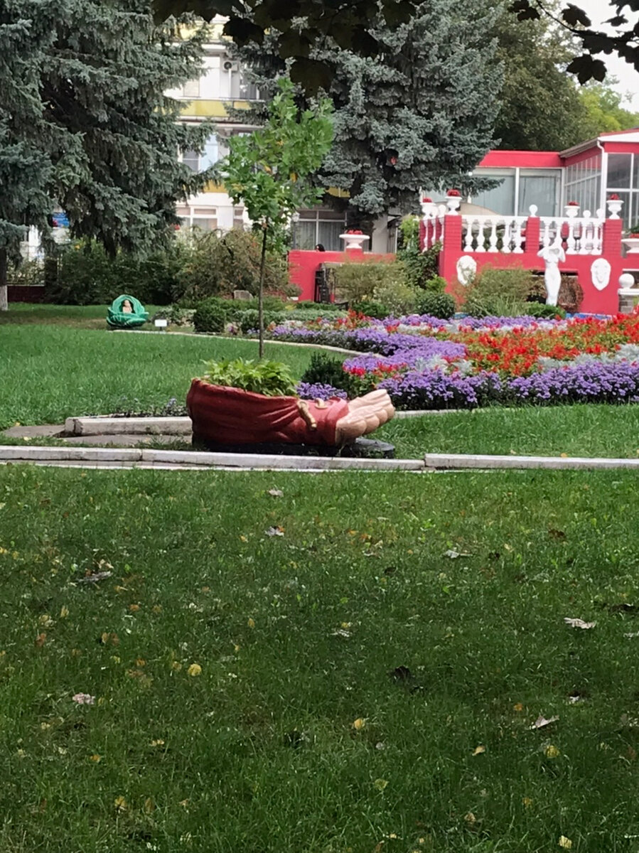 На общем плане видно и капусту с малышом и нимфу в фонтане правее от малыша и рваный ботинок из гипса с голыми пальцами. 